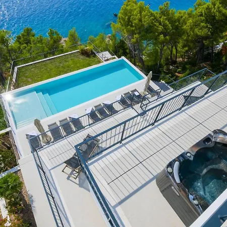 Luxury Beachfront Glorious With Pool And Jacuzzi فيلة
