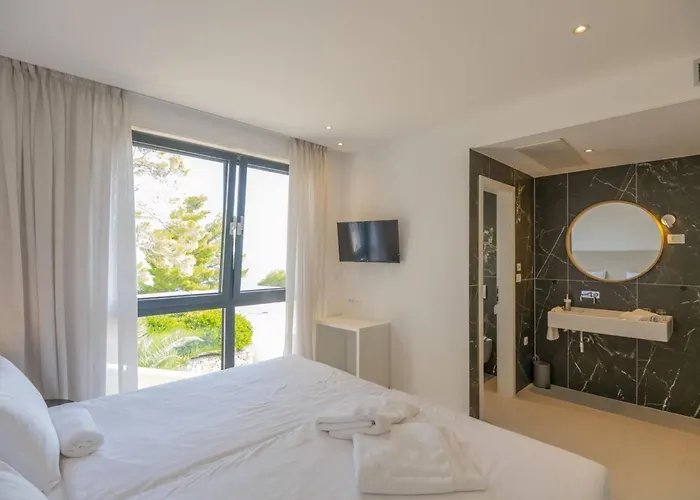 فيلة Luxury Beachfront Glorious With Pool بريلا